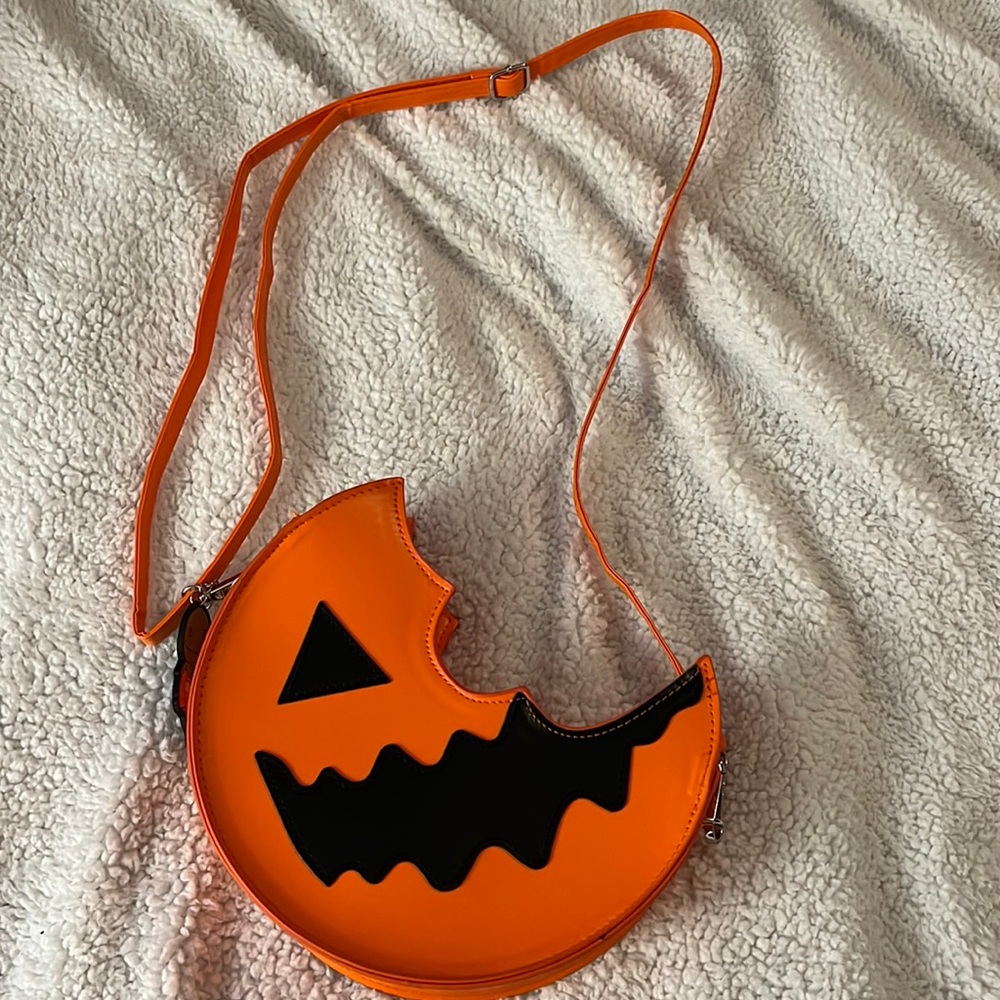 Trick r Treat crossbody 🎃🔪